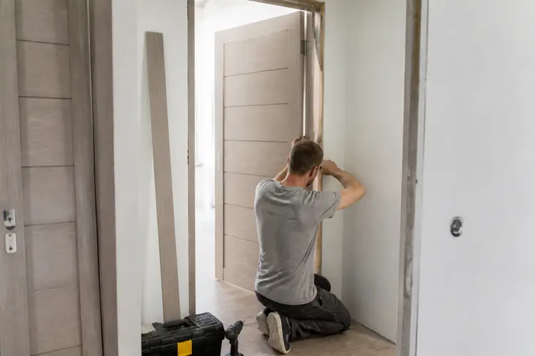 Binnendeur plaatsen en installeren
