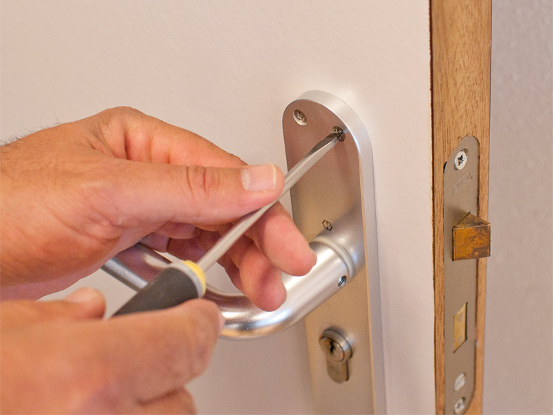 Maak de deur vetvrij met een beetje ontvetter, zoals glassex. Zorg dat de deur daarna goed droog is en verwijder het deurbeslag.